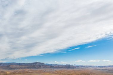 Doğa manzarasının havadan görünüşü. Bulutlu mavi gökyüzü, otoyol, arka planda dağlar. Utah, ABD coun
