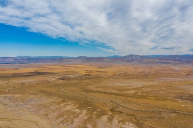 Doğa hava manzarası. Otoyol, dağlar, mavi gökyüzü. Çölde büyük bulut. ABD
