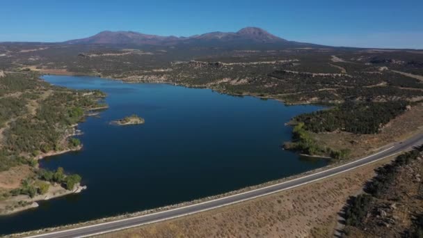 Luchtfoto Van Recapture Reservoir Utah Staat Blauw Meer Bergen Snelweg — Stockvideo
