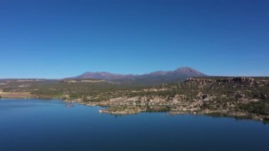 Utah eyaletindeki Rezervuar 'ın panorama görüntüsü. Mavi göl ve dağlar. ABD ülkesi