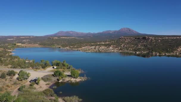 Utah Eyaletindeki Reapture Reservoir Hava Görüntüsü Mavi Göl Dağlar Abd — Stok video