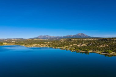 Manzaranın havadan görünüşü. Mavi gökyüzü ve göl, dağların suda yansıması. Utah Eyaleti, ABD 'deki rezervuarı ele geçirin.