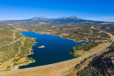 Amerikan tabiatının havadan görünüşü. Mavi gökyüzü ve göl, otoyol ve arabalar. Utah Eyaleti, ABD 'deki rezervuarı ele geçirin. 