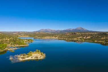 Amerikan tabiatının havadan görünüşü. Mavi gökyüzü ve göl, dağların suda yansıması. Utah Eyaleti, ABD 'deki rezervuarı ele geçirin.