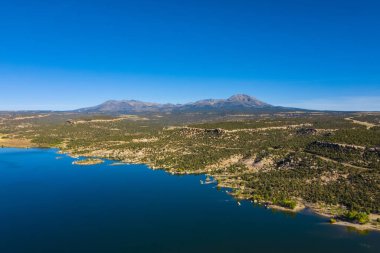Amerikan tabiatının havadan görünüşü. Mavi gökyüzü ve göl, dağların suda yansıması. ABD 'nin Utah eyaletindeki rezervuarı ele geçirin.