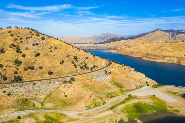 Sequoia Ulusal Parkı 'nın dışındaki Kaweah Gölü Rekreasyon Alanı' nın havadan görünüşü. Kuru yeşil çimenler, mavi gökyüzü, sarı dağlar, sabah, mavi su. Sonbahar. Kaliforniya, ABD doğası