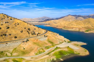 Sequoia Ulusal Parkı 'nın dışındaki Kaweah Gölü Rekreasyon Alanı' nın havadan görünüşü. Kuru yeşil çimenler, mavi gökyüzü, sarı dağlar, sabah, mavi su. Sonbahar. Kaliforniya, ABD doğası