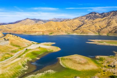 Sequoia Ulusal Parkı 'nın dışındaki Kaweah Gölü Rekreasyon Alanı' nın havadan görünüşü. Kuru yeşil çimenler, mavi gökyüzü, sarı dağlar, mavi su. Sonbahar. Kaliforniya, ABD doğası