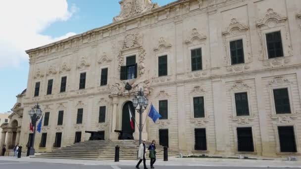 Valletta Malta Die Flagge Maltas Auf Dem Castille Palace März — Stockvideo