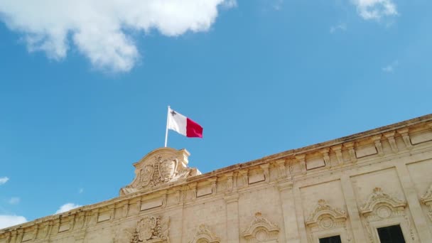 Мальтийский Флаг Дворце Кастель Валле Столице Острова Мальта Синее Небо — стоковое видео