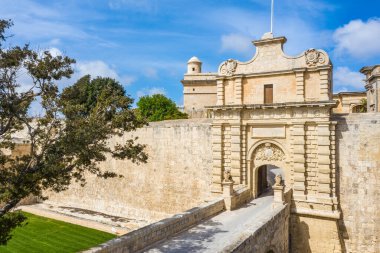 Mdina şehrinin ana kapısı - Malta 'nın eski başkenti. Taht Oyunları 'nda Kralın Şehri' nin Kapısı olarak kullanıldı.