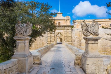 Mdina şehrinin şehir kapısı - Malta 'nın eski başkenti. İnsan yok, boş köprü. 