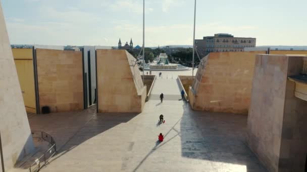 バレッタ市へのゲートの空中トップビュー マルタの首都 — ストック動画