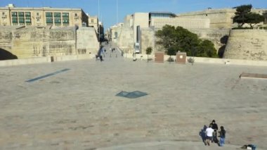 Valletta City 'deki Triton çeşmesinin havadan görünüşü - Malta' nın başkenti. Ana kapı. Boş sokaklar