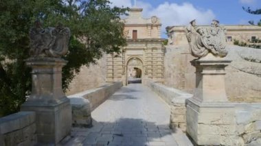 Mdina şehrinin boş ana şehir kapısı - Malta 'nın eski başkenti 