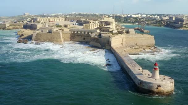Kilátás Vörös Világítótoronyra Fort Ricasoli Nagy Hullámok Földközi Tengeren Málta — Stock videók