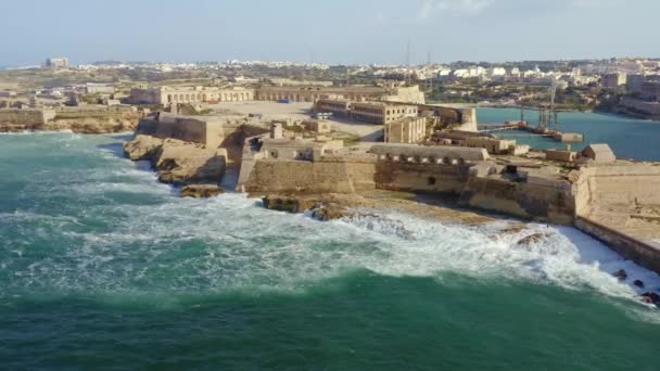 Luchtfoto Van Rode Vuurtoren Fort Ricasoli Grote Golven Middellandse Zee — Stockvideo