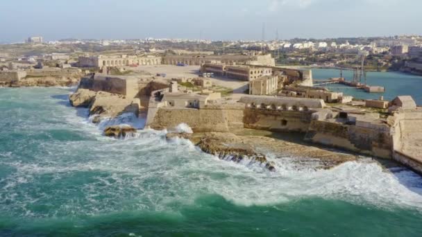 Bovenaanzicht Vanuit Lucht Rode Vuurtoren Fort Ricasoli Grote Golven Middellandse — Stockvideo