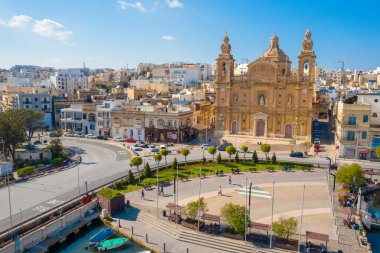 Ünlü Katolik Msida Paris 'in kilise ve yolunun havadan görünüşü. Malta Adası, 5 Nisan 2020