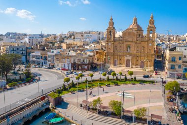 Msida Paris Kilisesi 'nin havadan görünüşü. Güneşli bir gün. Malta ülkesi