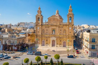 Meşhur Msida Paris kilise ve yolunun hava manzarası. Malta ülkesi, 5 Nisan 2020