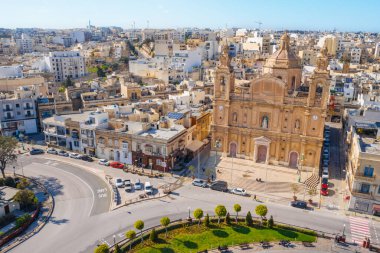 Ünlü Katolik Msida Paris 'in kilise ve yolunun havadan görünüşü. Malta ülkesi, 5 Nisan 2020