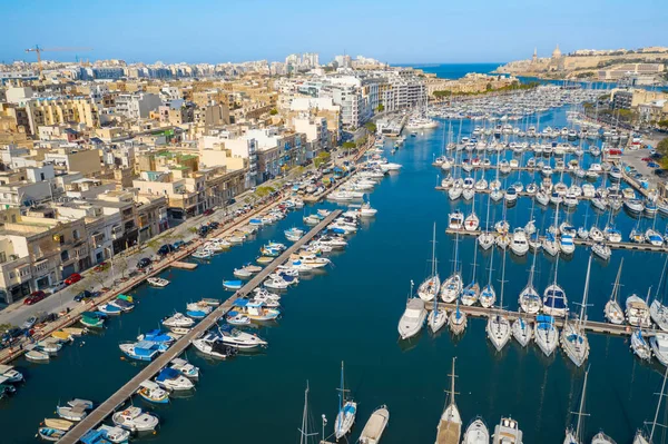 Msida marinasının, yatların, teknelerin havadan görüntüsü. Güneşli bir gün, Valletta City arka planda. Malta adası