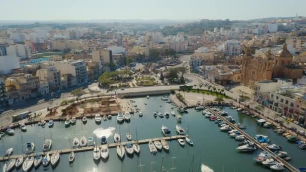 Msida Marinasının Kilisenin Yatların Teknelerin Havadan Görünüşü Güneşli Bir Gün — Stok video