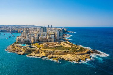 Sliema şehrinin havadan görünüşü. Malta adası. Güneşli bir gün, mavi bir gökyüzü, Akdeniz