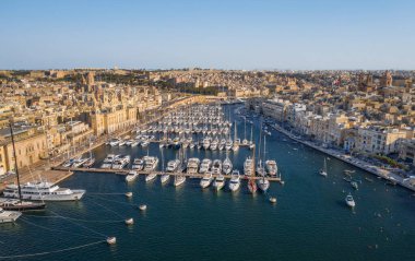 Birgu ya da Vittoriosa 'nın havadan görünüşü - Malta' nın ünlü şehri. Marina körfezi, yatlar, tekneler