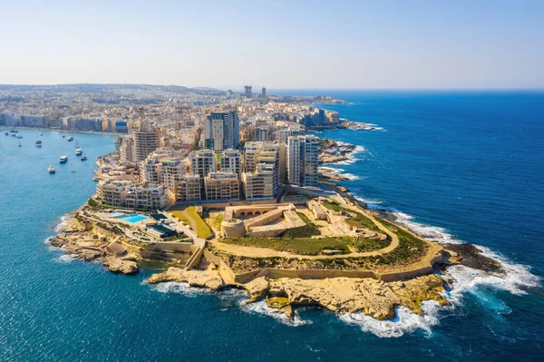 Sliema şehrindeki Tigne Point apartmanının havadan görünüşü. Malta adası. Güneşli bir gün, mavi bir gökyüzü, Akdeniz