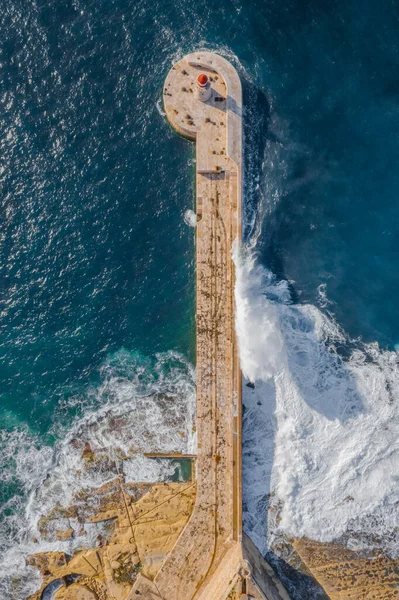 Luftaufnahme Des Roten Leuchtturms Große Stürmische Wellen Mittelmeer Fort Ricasoli Stockbild