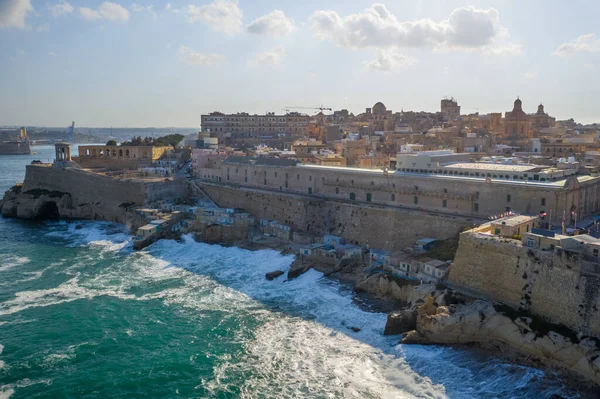 Flygfoto Över Valletta Stad Huvudstad Malta Land Solnedgångstid Medelhavet Vågor — Stockfoto