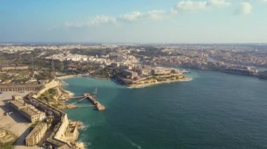 Kızıl deniz feneri ve Ricasoli Kalesi 'nin havadan görünüşü. Büyük dalgalar. Malta 