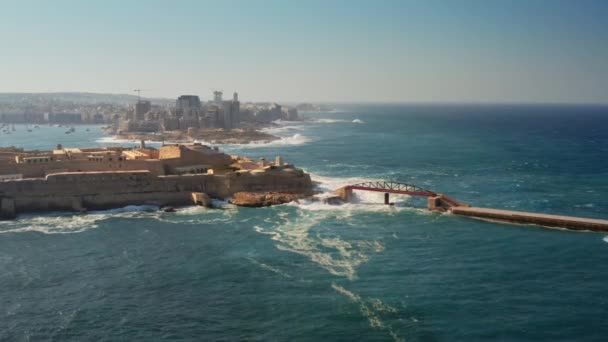 Luchtfoto Van Grote Golven Rode Breakwaterbrug Bij Stormachtig Weer Camera — Stockvideo