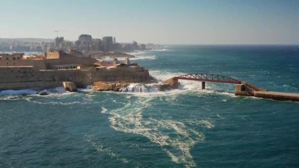 Luftaufnahme Großer Wellen Auf Der Roten Wellenbrecherbrücke Bei Stürmischem Wetter — Stockvideo