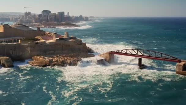 Letecký Pohled Velké Vlny Červeném Vlnolamovém Mostě Bouřlivého Počasí Zavřít — Stock video