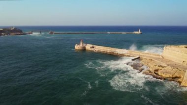 Grand Harbor 'daki büyük dalgaların havadan görüntüsü. Fırtınalı hava. Kamera ileri gidiyor. Valletta Şehri, Malta Adası