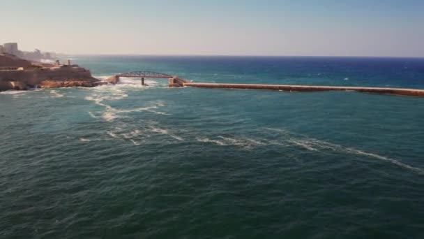 Luchtfoto Van Grote Golven Rode Breakwaterbrug Bij Stormachtig Weer Camera — Stockvideo