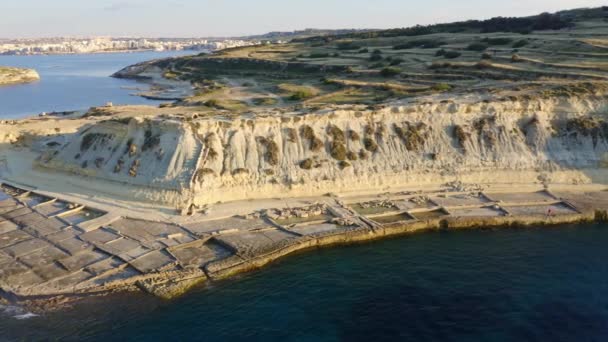 ブラタ イルバダ海岸線の空中風景 セルメン 塩鍋だ カメラを右に動かす マルタ島 — ストック動画