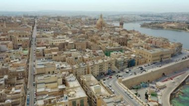 Valletta şehrinin havadan görünüşü - Malta 'nın ve ana kilisenin başkenti. Boş sokaklar 