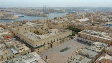 Valletta şehrinin havadan görünüşü - Malta 'nın başkenti. Sokaklar bomboş çünkü pandemik koronavirüs sırasında karantina süresi