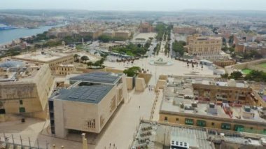 Valletta şehrinin havadan görünüşü, Malta 'nın başkenti. Boş sokaklar 