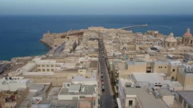 Valletta şehrinin havadan görüntüsü. Malta adası. Boş sokaklar 