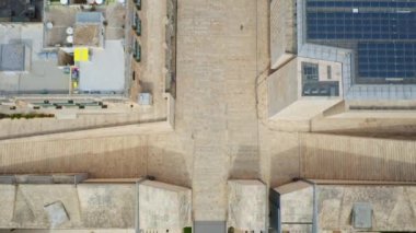 Valletta caddesinin havadan görünüşü. Boş sokak. Malta ülkesi