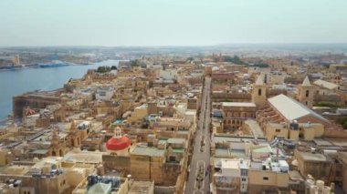 Valletta şehrindeki boş caddenin havadan görünüşü - Malta 'nın başkenti. Pandemik koronavirüs sırasında karantina süresi