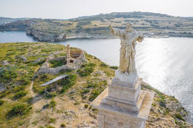 St. Pauls Adası 'ndaki St. Pauls Heykeli' nin havadan görünüşü. Malta ülkesi