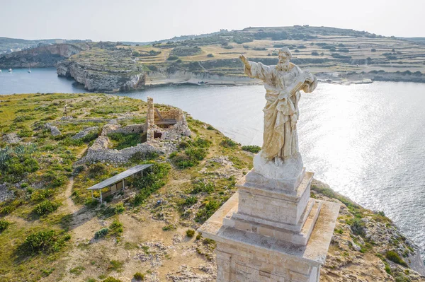 St. Pauls Adası 'ndaki St. Pauls Heykeli' nin havadan görünüşü. Malta ülkesi