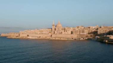Valletta şehrinin, kilisenin ve kubbenin havadan görünüşü. Gün batımı, açık mavi gökyüzü. Akdeniz 'de. Avrupa. Malta 