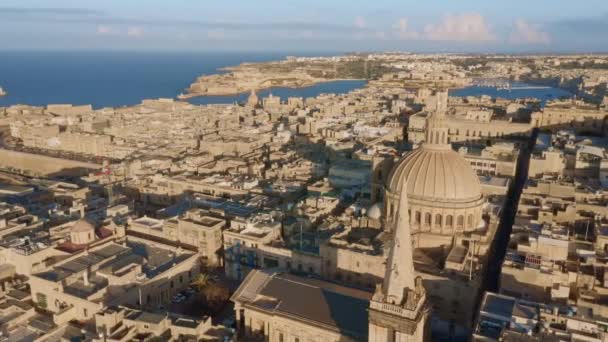 Luftaufnahme Der Stadt Valletta Kirche Und Kuppel Sonnenuntergang Strahlend Blauer — Stockvideo